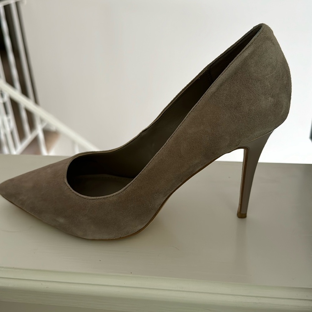 Beautiful taupe suede pumps. Only worn once